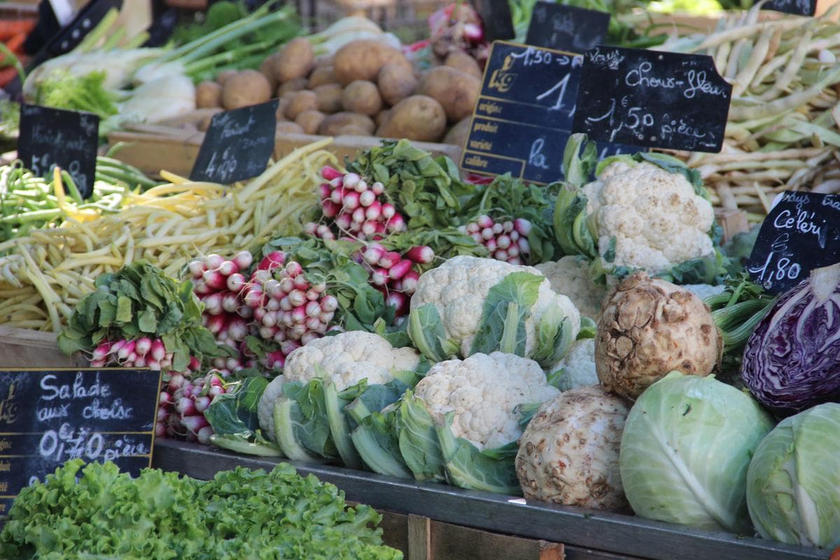 Fruits et légumes présentés sur un étal de marché